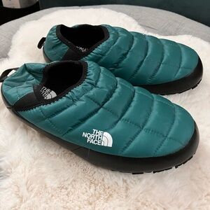 Nearly New The North Face Women’s Insulated Thermoball Traction Mule 5 Slipper